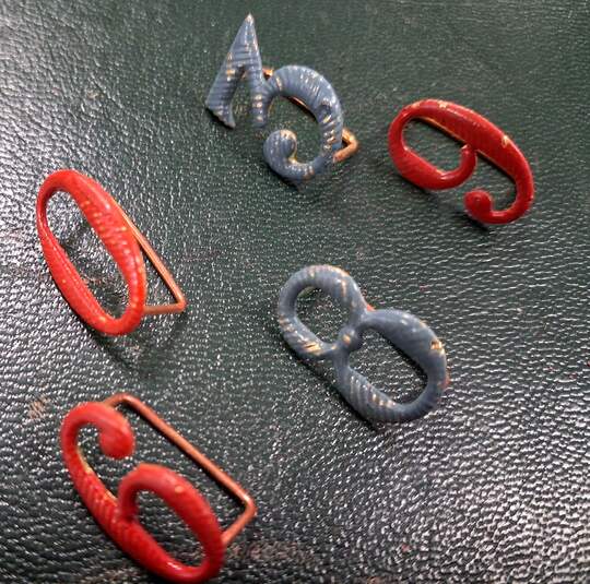 Chiffres en laiton façon broderie, rouges ou bleus, 17/18mm - Pour képis et pattes de col - Stock ANCIEN limité. L'unité 