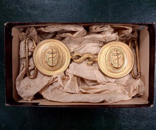 Boucles dorées de ceinturon d'officier de marine, dans belle boîte ancienne.