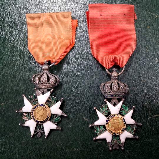  2 Croix de chevalier de la Légion d'Honneur. Second Empire. 40 x 40 mm. A restaurer