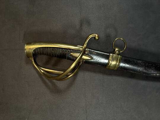 Sabre d'officier de cavalerie légère à la chasseur, Empire. Lame gravée à l'aigle couronné. Fourreau à garnitures laiton 