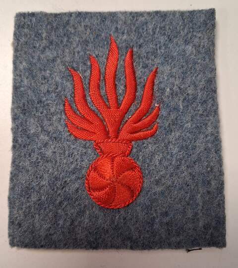 WWI - Insigne brodé -Grenade rouge, à 9 FLAMMES, sur bleu horizon- L'unité . Stock très limité!