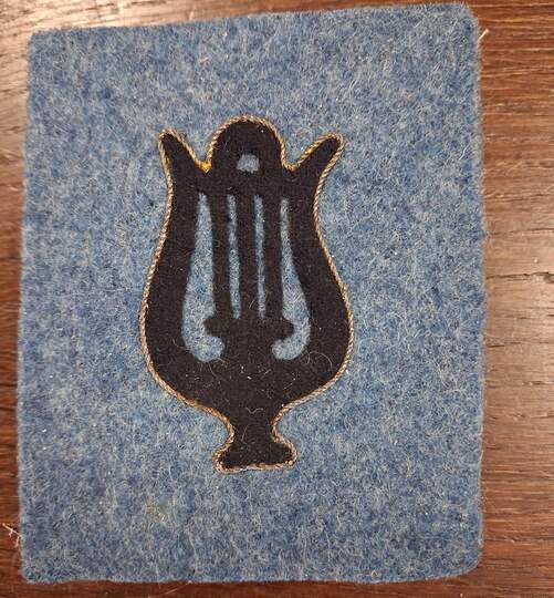 Lyres découpées bleues, soulignées d'un filet doré, sur fond bleu horizon. Stock très limité