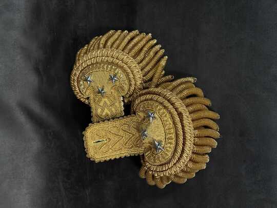 Épaulettes de général de division d'occasion (transformables Gal de brigade...voire colonel) , neuves, mais traces de colle