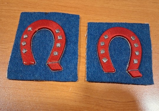  WWI. Insigne fer brodé rouge à clous dorés/gris de fer bleuté. Pointe 