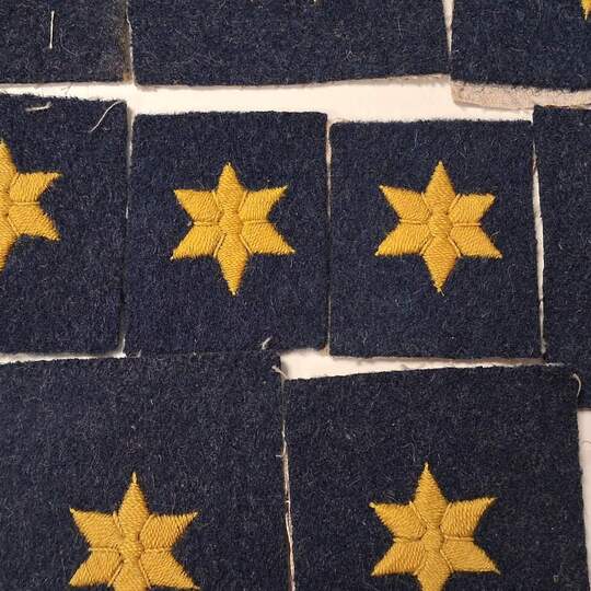 Un petit bout d'histoire (belge) pas cher. Croix à 6 branches jaunes sur fond gris de fer bleuté. Prix à l'unité
