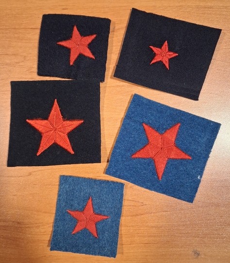 Grande guerre. Étoiles d'éclaireur de cavalerie en soie rouge/drap de laine bleu. Neuf de stock. Prix à l'unité