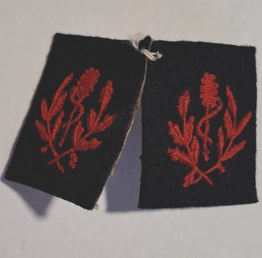 WWI. Paire de broderies de col au caducée rouge sur bleu marine foncé, 1892 ? Neuf de stock. 
