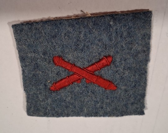 WWI. insigne de mitrailleur en soie rouge sur fond bleu horizon, neuf de stock.