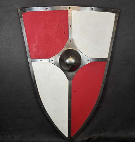 Écu en bois peint avec umbo