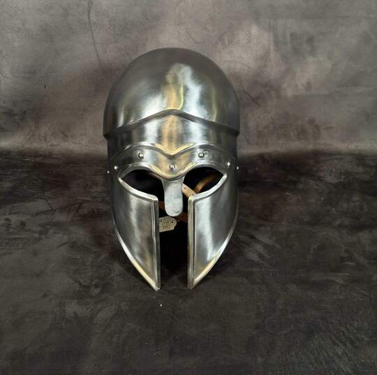 Casque dans le style grec corinthien