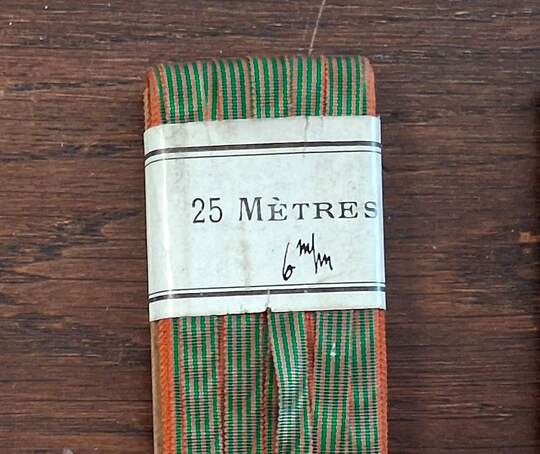Ruban de rappel ou pour suspendre médaille miniature, largeur 6 mm pour médaille de la croix de guerre. Prix pour 25 mètres 