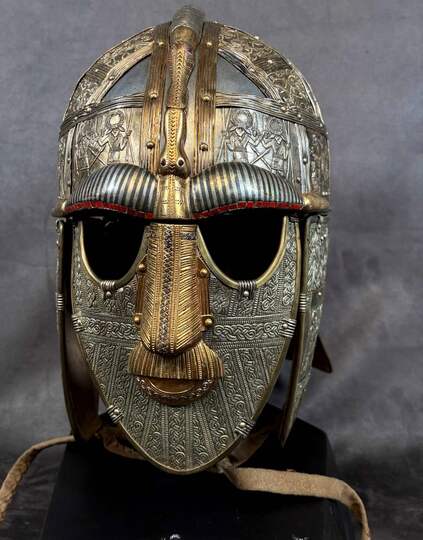 Casque de Sutton Hoo sur socle. Réplique de très haute qualité sur le modèle fabriqué par le British museum. Vendu en 2 h!